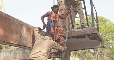 Woman climbed on water tank in Gonda