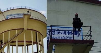 A man climbed on a tanki in karnailganj in Gonda.