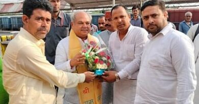 Agriculture Minister was welcomed at the railway station