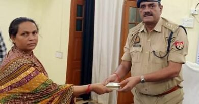 Rs 1.20 lakh found lying on the road, the woman handed it over to the police