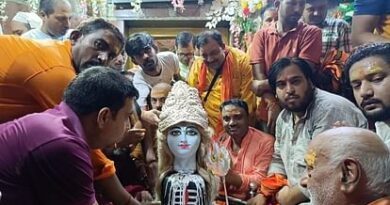 Shiva devotees become emotional after seeing Ardhanarishwar.