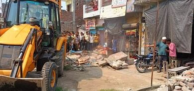 Bulldozer ran on houses and shops in Balpur