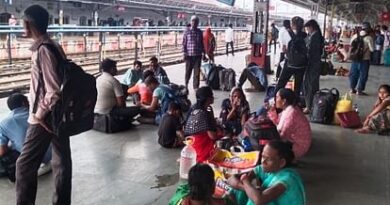 Long wait for passengers due to lateness of trains