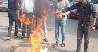 Students burnt effigies of Akhilesh Yadav and Swami Prasad