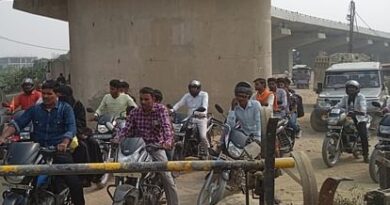 Work on flyover service lane started without signals and diversion.