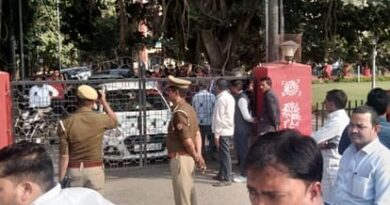 Gonda News: BDO Shivmani forcibly stopped in Vikas Bhawan premises for 1.25 hours