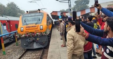 Welcomed by showering flowers on Amrit Bharat train